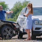 Zwei Fahrer streiten sich darüber, wer bei einem Autounfall schuldig ist.